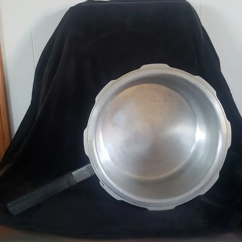 Vintage Mirro-Matic 4 Qt Aluminum Pressure Cooker with Locking Lid (No Rack)